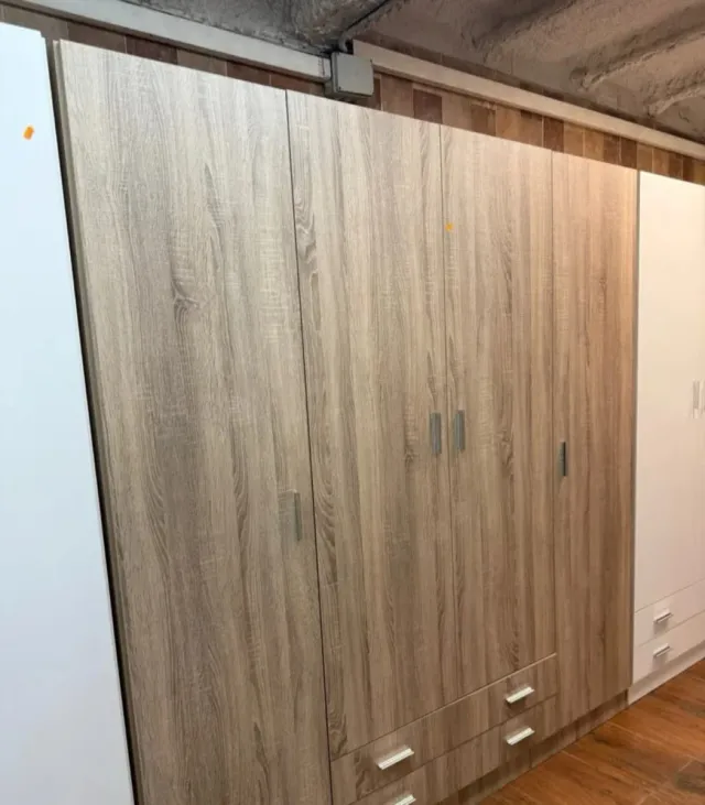 Guarda-roupa branco com 4 portas e 2 gavetas
