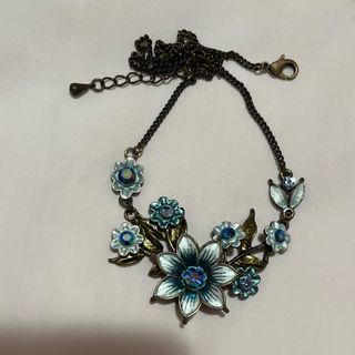 Colgante floral con abalorios