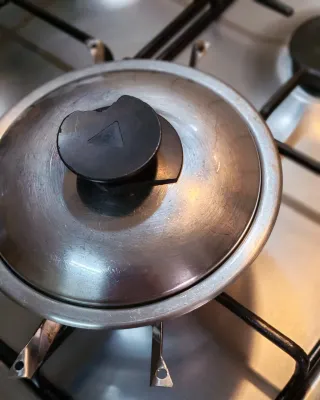 Olla AMC de metal y plástico