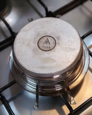 Olla AMC de metal y plástico