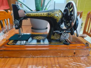 Máquina de coser Singer antigua con maleta