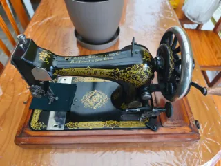 Máquina de coser Singer antigua con maleta