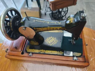 Máquina de coser Singer antigua con maleta