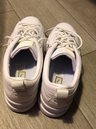 Zapatillas Puma Blancas y Doradas