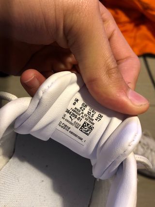 Zapatillas Puma Blancas y Doradas