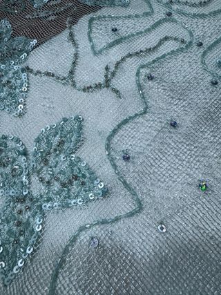 Tessuto tulle ricamato coralli paillettes