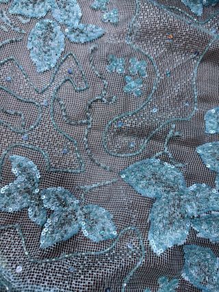 Tessuto tulle ricamato coralli paillettes