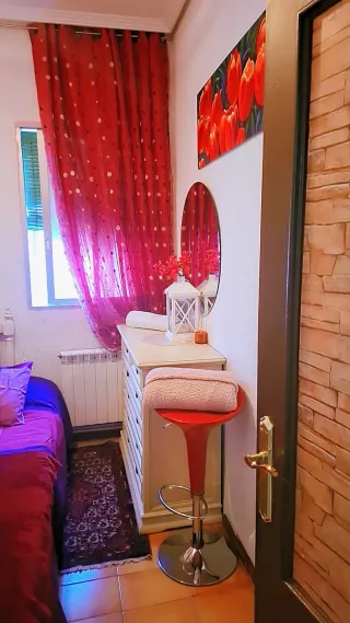 Alquilo habitacion por noches.