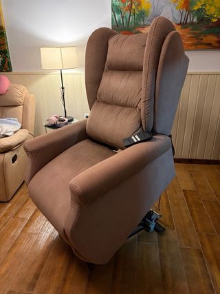 Sillón reclinable automático orejero beige tostado