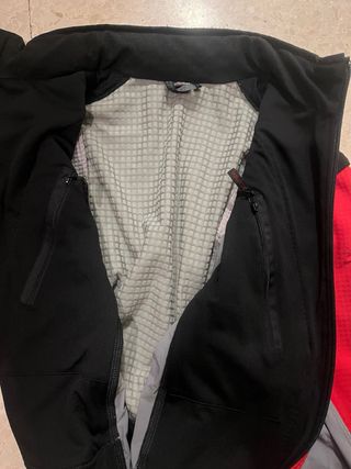 Chaqueta técnica Montura roja y gris