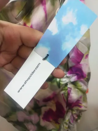 Vestido floral fruncido con abertura