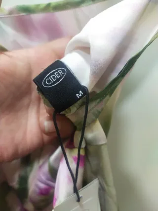 Vestido floral fruncido con abertura