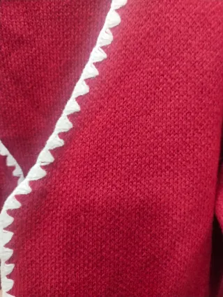 Cárdigan rojo con ribete blanco