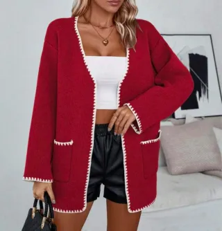 Cárdigan rojo con ribete blanco