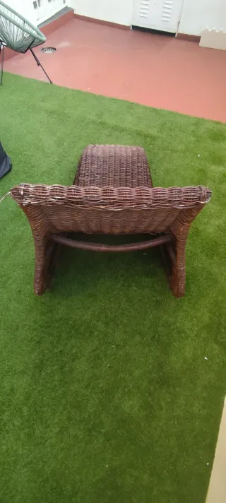 Tumbona mimbre marrón para jardín o interior