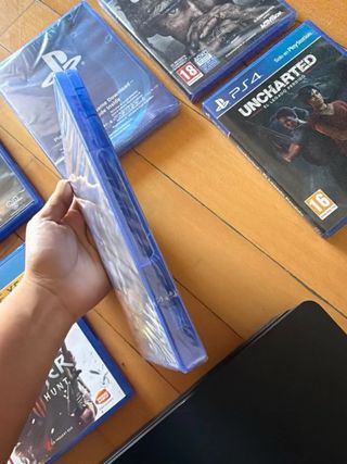 PS4 Slim 500 GB Negra + 5 Juegos