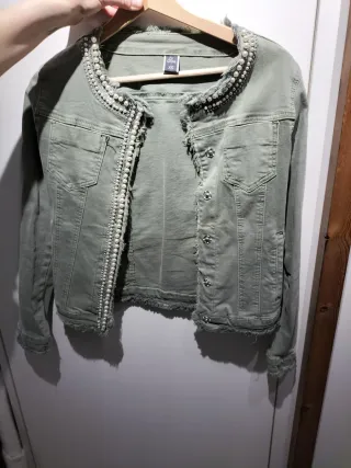 Cazadora verde con perlas Talla XS