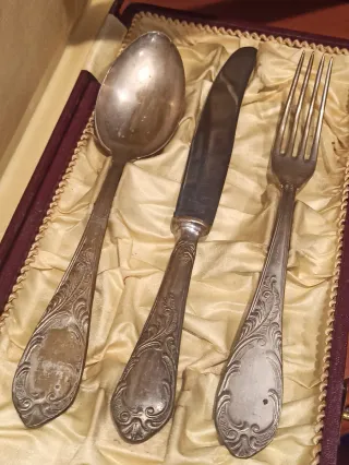 Lote 2 estuches con cubiertos antiguos.