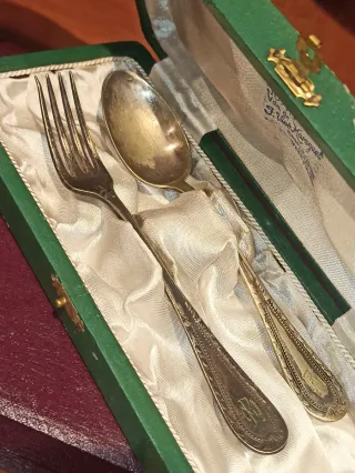 Lote 2 estuches con cubiertos antiguos.