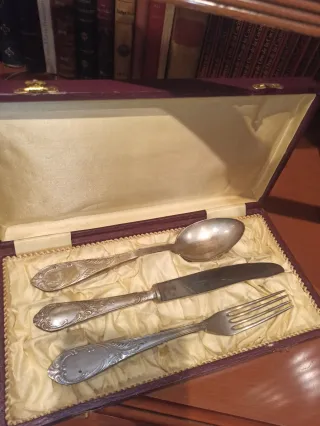 Lote 2 estuches con cubiertos antiguos.