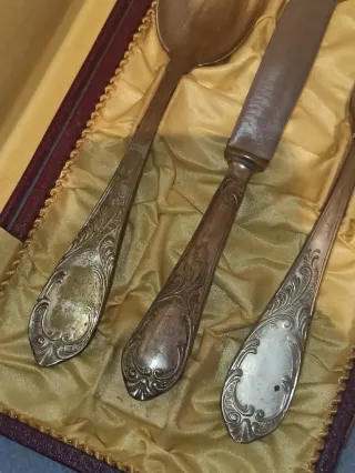 Lote 2 estuches con cubiertos antiguos.