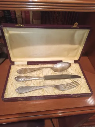 Lote 2 estuches con cubiertos antiguos.