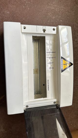 Cuadro Eléctrico Superficie con Tapa