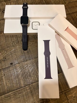 Apple Watch Serie 7 con tre cinturini Apple