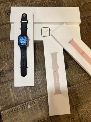 Apple Watch Serie 7 con tre cinturini Apple