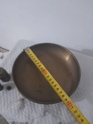 Piatto e pesi in ottone antichi