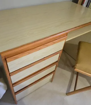 Escritorio de madera maciza con silla