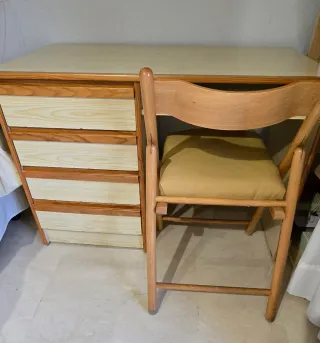 Escritorio de madera maciza con silla