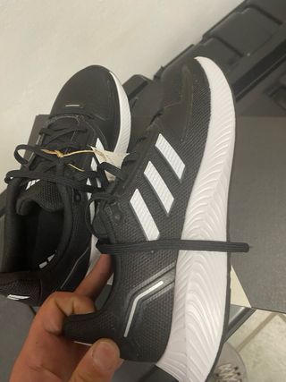 Zapatillas Adidas Negras y Blancas