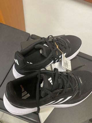 Zapatillas Adidas Negras y Blancas