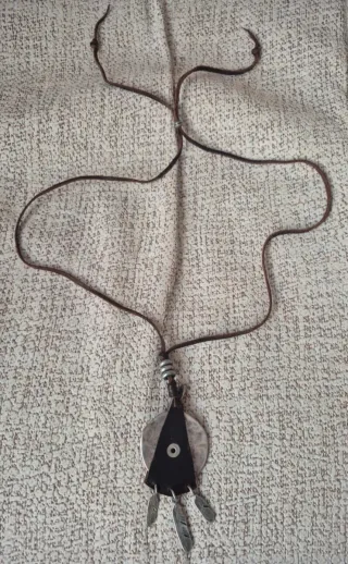 2 colgantes y 1 gargantilla de cuero artesanal