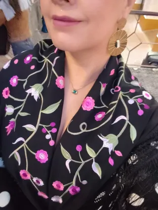 Traje de flamenca lunares con mantón