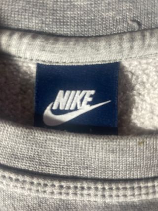Sudadera Nike gris con letras