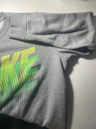 Sudadera Nike gris con letras