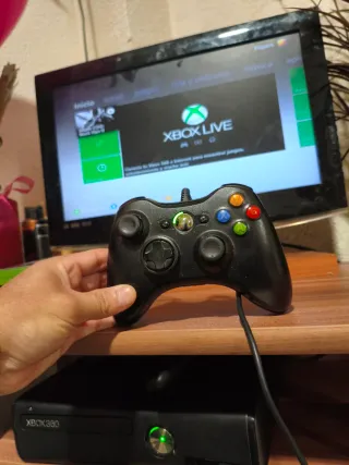 Xbox 360 Slim Negra + juegos + mandos + cables