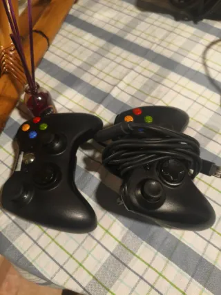 Xbox 360 Slim Negra + juegos + mandos + cables