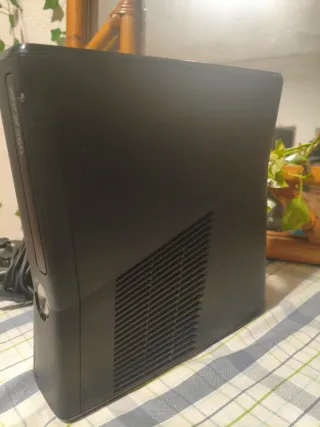 Xbox 360 Slim Negra + juegos + mandos + cables