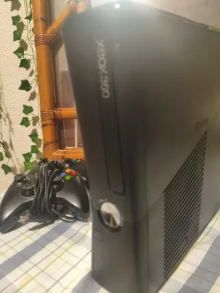 Xbox 360 Slim Negra + juegos + mandos + cables
