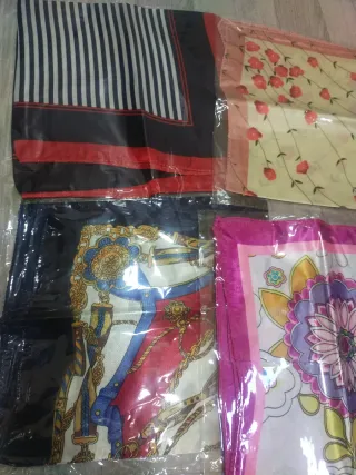 12 Pañuelos de satén estampados 50x50 cm