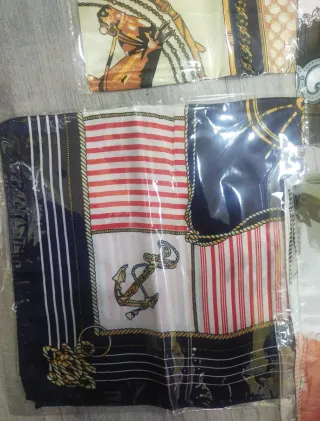 12 Pañuelos de satén estampados 50x50 cm