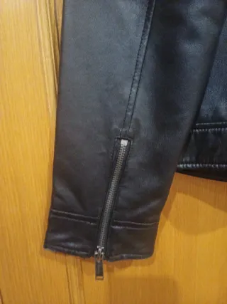 Cazadora de piel negra