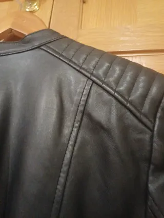 Cazadora de piel negra