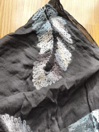 Pañuelo triangular GUSTA bordado