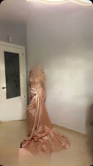 Elegante vestido de fiesta ,beis forado,de saten ,