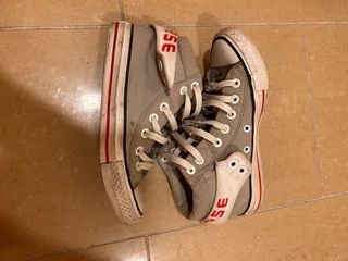 Zapatillas Converse grises con detalles rojos