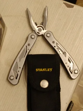 Herramienta Multiusos Stanley con funda.